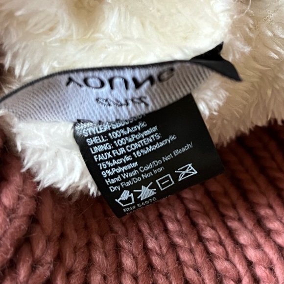 Lot of winter hats - NEED THEM GONE ASAP / will consider any offers - Picture 5 of 5